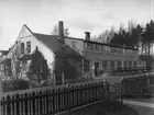 W. Segerströms Metallvarufabrik. Firman grundades 1900 och ägdes till och med 1928 av fabrikör W. Segerström. 1912 flyttades fabriken till Ängelholm. 1929 övertogs fabriken av ingenjör Gunnar Larsson. Fasaden åt öster hösten 1938. På fabriken tillverkades pumpar av metall och celluloid, reflexer, pumphållare, ventiler för velocipeder samt reflexer för hästfordon och bilar jämte friskluftsventiler för byggnader. Arbetsantal cirka 50 man.