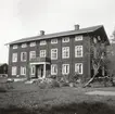 Verkstadsbyggnad vid Flors Linnefabrik, Hälsingland. Efter fabrikens nedläggning kom denna byggnad att bli prästgård i Mo socken.