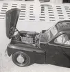 Under motorhuven på Volvos fredsbil modell PV 444, utställd vid Volvoutställningen i Stockholm 1944, den 1 september.