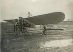 Tord Ångström med sin flygmaskin, 1912.
Bilden publicerad i Hvar 8 Dag, årg III, nr 47.