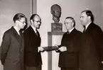 Tekniska museet, 30 maj 1942. Från höger: Direktör Arne Hjort, Generalkonsul Hugo Duhs, Intendent Torsten Althin och Ingenjör Sven Sköldberg vid överlämnandet från B.A. Hjort & Co av Frans Wilhelm Lindqvists porträttbyst utförd av Rafael Rådberg.