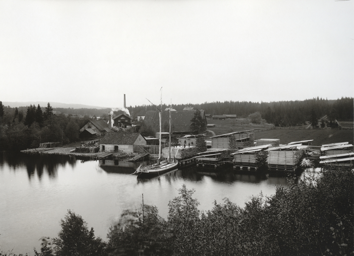 Smältsmedjan, sågen och brädgården jämte en Strömholms Kanal skuta, vid Saxehammar Bruk.