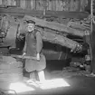 Skioptikonbild med motiv från Göteborgsutställningen 1923. Man i verkstad.