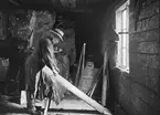 Skioptikonbild med motiv från Göteborgsutställningen 1923. Man demonstrerar garvning, garveriverkatsd.