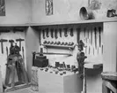 Skioptikonbild med motiv från Göteborgsutställningen 1923.
Smidesmonter?