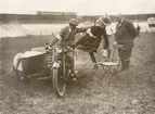 Skicklighetstävlan för motorcyklister på Olympiabanan, Berlin. Upptagande av docka under loppet, omkring 1936.