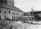 Rörstrands Porslinsfabriker.Lerbåsen. Till vänster slamhuset med kollergångshuset. I fonden St. Eriksbron.