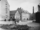 Rörstrands Porslinsfabriker. Stora gården. Med den på gården stående kärran kördes det ved inom fabriken.