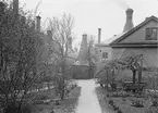 Rörstrands Porslinsfabriker. Portvaktens trädgård. Till vänster laboratoriet, i mitten före detta opakugnen, till höger portvakstugan.