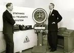 Prototypanläggning vid AB Stathmos, Nynäshamn, 1955. T.h. uppfinnaren Ing. H. Dzaack, t.v. Direktör Magnus Johnsson.