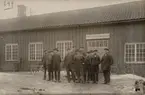 Personalen vid Lidans Motorverkstad, Lidköping, framför de gamla verkstadslokalerna, omkring 1915.