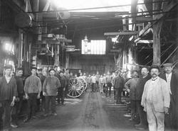 Personalen vid AB C.M. Wibergs Vagn & Redskapsfabrik. Fr h. 
