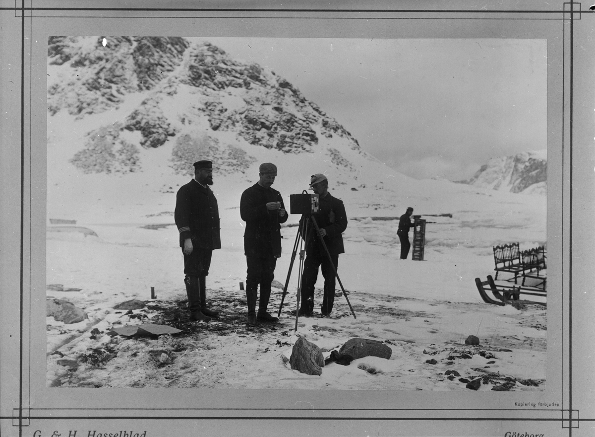 Nils Strindberg testar kameran. Knut Fraenklin och Vilhelm Svedenborg.