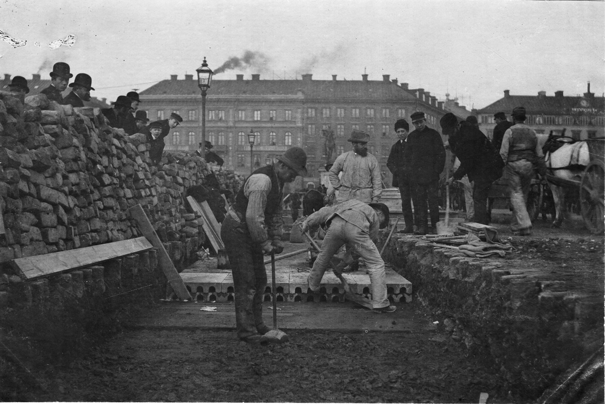 Nedläggning av underjordiska telefonledningar, Norrbro i Stockholm, 1891.