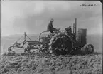 Motorplogstävling vid Hilleröd 1920. Avance traktor tog första priset och slog därmed sina 18 konkurenter såväl i arbetets utförande som i ekonomi.