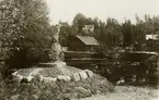 Monument över kopparhyttan vid Mörtfors, vilket sattes upp av Kamrer Bjurstam sommaren 1926. Monumentet består av ett slaggstycke stående på en kvarnsten.