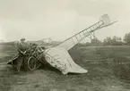 Labor-piquèr-maskinens öde efter Tord Ångströms sista flygning i Uppsala söndagen den 11 augusti 1910.
Fallet skedde från 25á 30 meters höjd.
Bilden publicerad i Hvar 8 Dag.