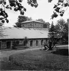 Gjuteriet, och i bakgrunden hyttan, vid Huseby Bruk.
Fotografi taget i samband med filmning av Olle Ekberg.