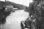 Frykfors kraftverk. Från exkursionen den 8 september 1929. Till vänster träsliperi. Till höger, flottningsrännans sista del.