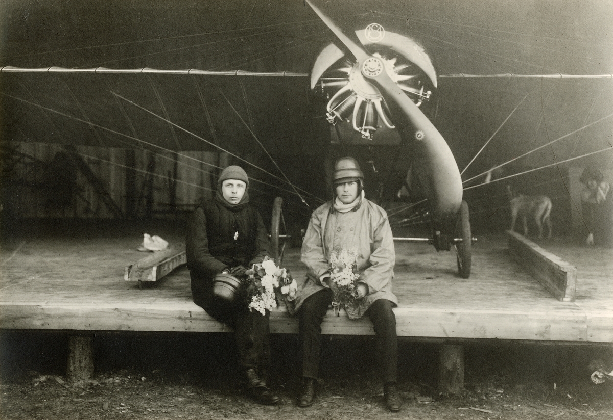 Enoch Thulin och löjtnant Otto Ask omedelbart efter de 12-28 april 1914 fullbordade flygningen mellan Paris- Landskrona, med det av Thulin i Frankrike inköpta Morane-Saulnier-monoplanet, (med Le Rhone-motor på 80 hk).