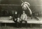 Enoch Thulin och löjtnant Otto Ask omedelbart efter de 12-28 april 1914 fullbordade flygningen mellan Paris- Landskrona, med det av Thulin i Frankrike inköpta Morane-Saulnier-monoplanet, (med Le Rhone-motor på 80 hk).