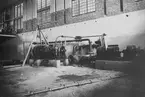 Elektriska maskiner. Erection of the smaller steam turbine generators continued. In the front are seen the pipings for the electric cables.
