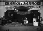 Electrolux utställning i Bryssel, Belgien. Interiör. Bänkkylskåpsmodell, hög kylskåpsmodell, generator? och dammsugare.