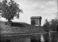 Diapostiv, fönsterbild med motiv från Floda. Litet timmerhus
