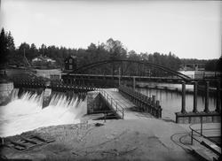 Diapositiv, fönsterbild, vägbro och damm, Degerfors Bruk.