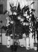 Diapositiv med motiv ablomsterarrangemang, troligen i Hedemoratrakten. Möjligen hemma hos fotografen.