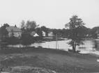 Brefvens Bruk i Närke under 1890-talet. Till vänster förvaltarbostaden, till höger arbetarbostäderna.