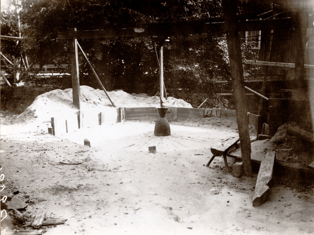 Baggå bruk kom under 1840-talet att ledas av brukspatron C J Holmkvist, och utvecklades då till en av de största stångjärnstillverkarna i Västmanland. Efter att Baggå bruk lades ned 1910 övertogs större delen av egendomen av staten. Idag är Baggå en by och ett nedlagt järnbruk i Skinnskattebergs kommun.