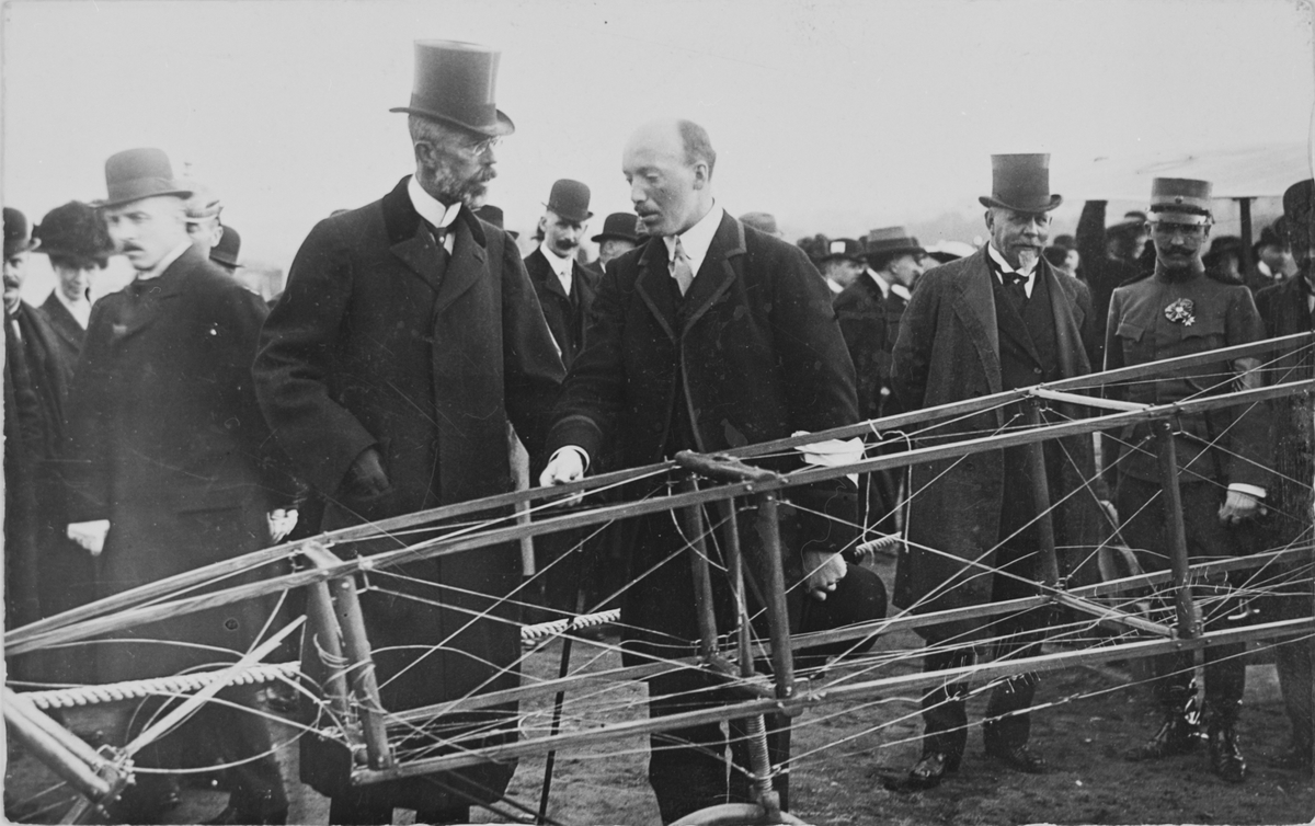 Bild från Oscar Asks verksamhet i Landskrona med flera platser, åren 1910-1913.
Konung Gutav V låter Oscar Ask demonstrera sin flygmaskin, under flygveckan i Stockholm.