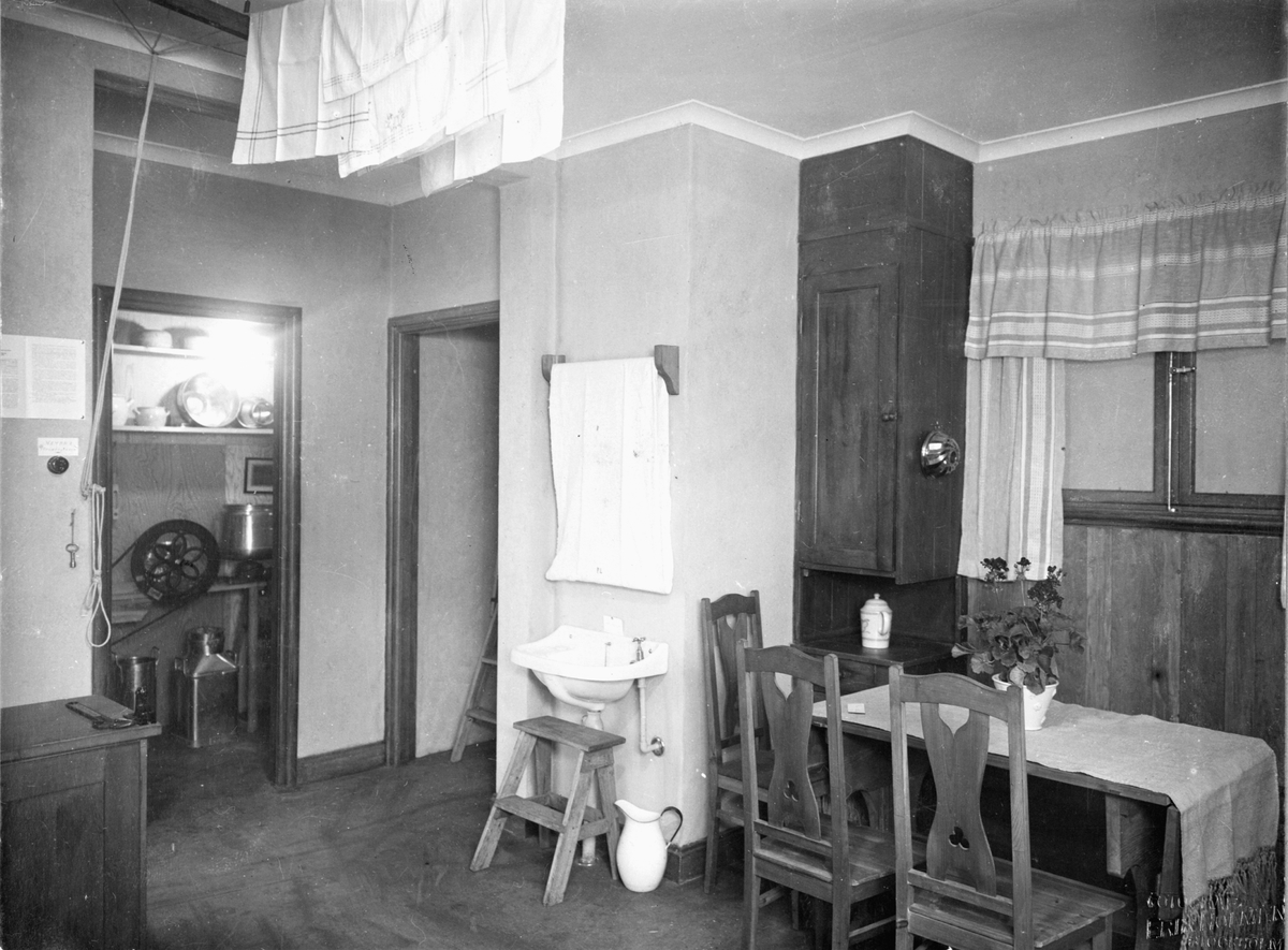 "Bygge och Bo" utställning på Konstakademien 1921.
Lanthushållskök.