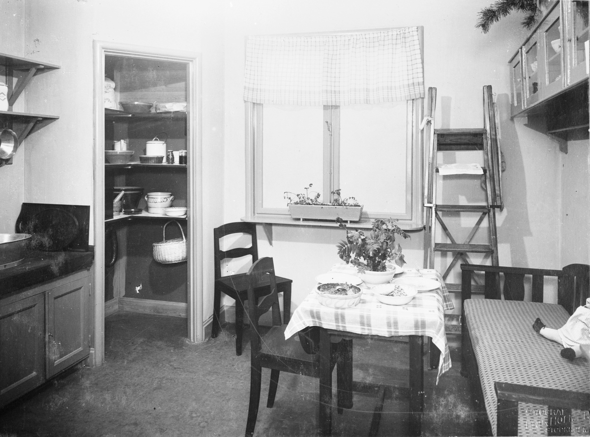 "Bygge och Bo" utställning på Konstakademien 1921.
Köksinteriör med matplats.
"Stadskök".