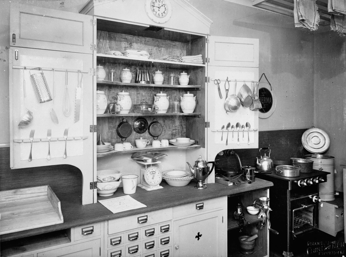 "Bygge och Bo" utställning på Konstakademien 1921.
Köksinteriör. Fackskolan för huslig ekonomi, Uppsala.