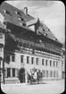 Skioptikon, tryckt bild med motiv av hästekipage utanför huset Das Dannenbaumsche, Braunschweig.
Bilden har förvarats i kartong märkt: Vårresan 1909. Braunschweig 9. III. Text på bild: 