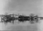 Gysinge slott med förvaltarebostaden. Fotot taget från holmen i Dalälven ovanför bruket.