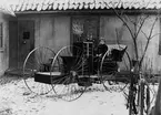 Målarmästare Jöns Cederholms första bil fotograferad i Ystad med sonen Ivar Cederholm i sätet.