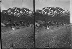 Stereobild, på stranden med mätinstrument. Bilden tagen mellan 12-14 juni 1896 då Ekholm och Strindberg genomförde mätningar här. På bilden syns, från vänster: Carl Ekelund, Nils Ekholm, Gösta Grönberg, Svante Arrhenius samt eventuellt S.A. Andrée. Uppgifter om tillfället finns i Ekholms dagboksanteckningar från 1896.