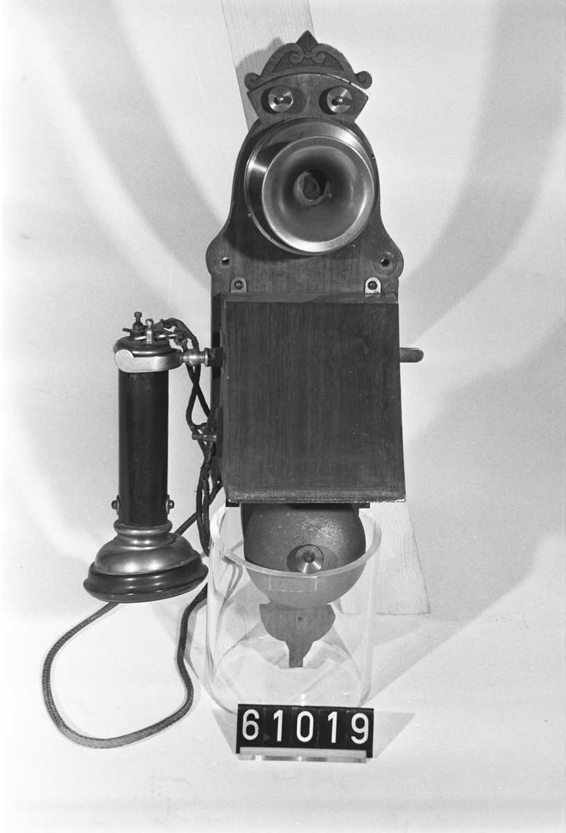 Telefonapparat, pulpetapparat, galvanisk, för lokalbatteri. Försöksmodell.