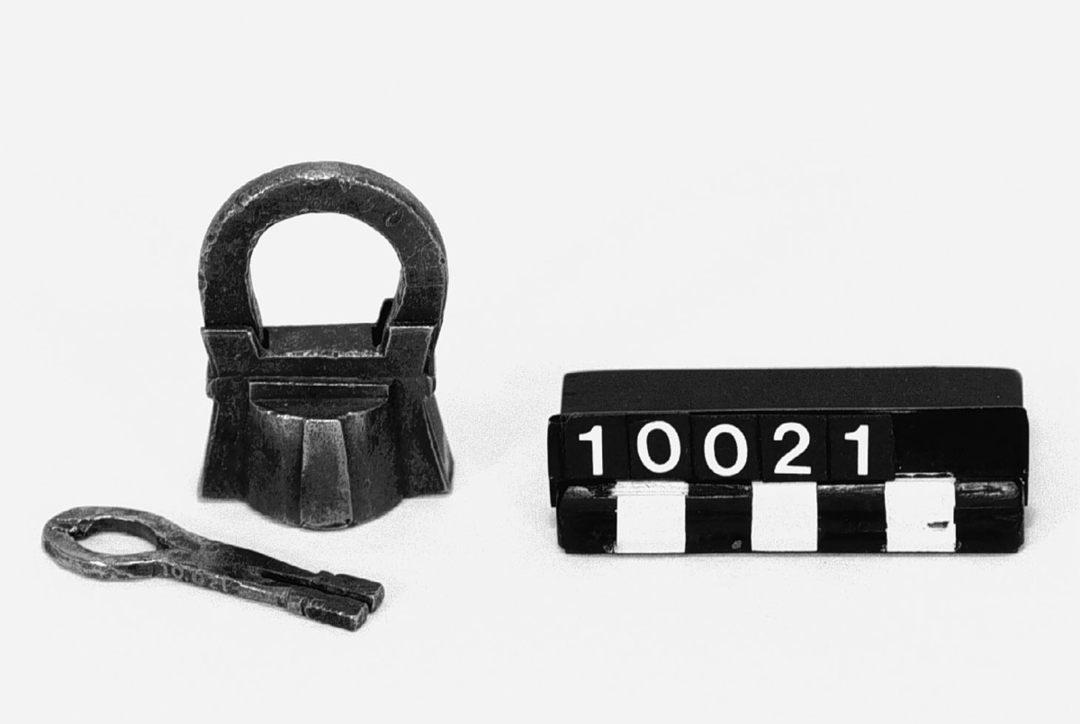 Hänglås av Polhem. Märkt: "IA" "?C.A". Med nyckel.