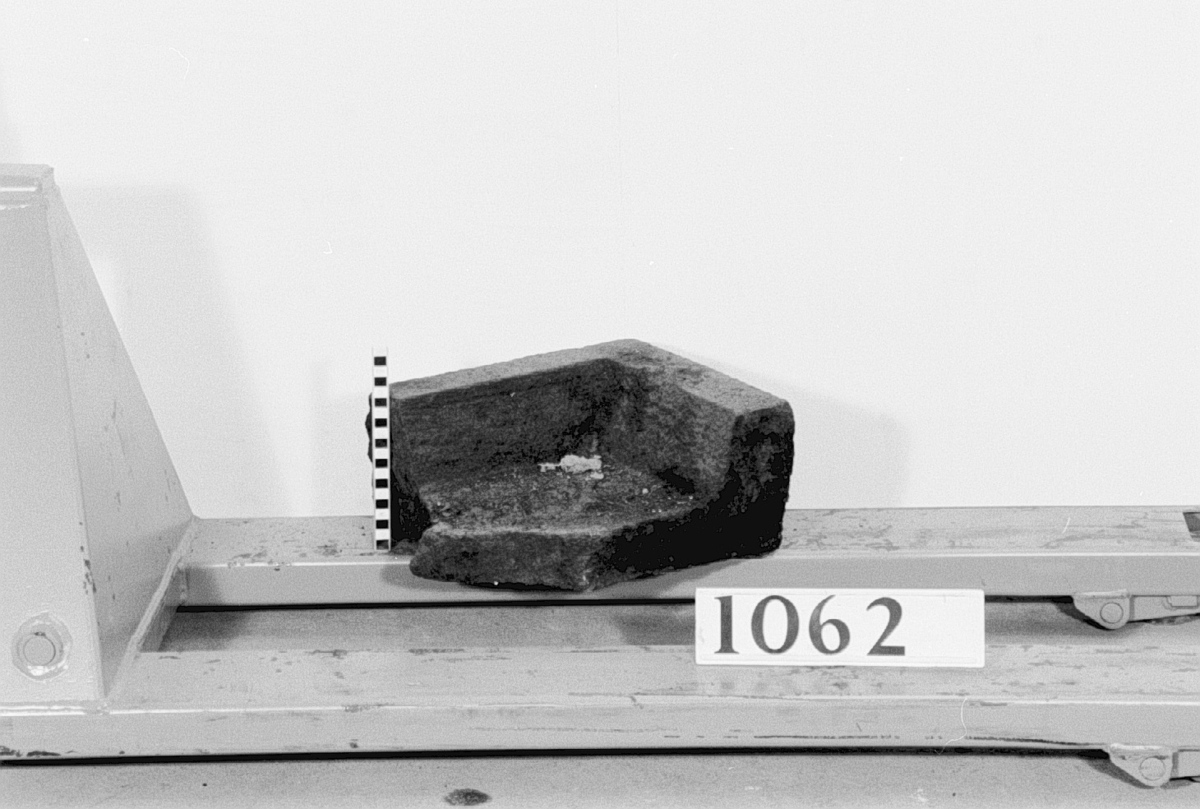 Rågjutet avsett till ugnshäll. s.p.s. 3926. Utgör en del av en slät ugnshäll.