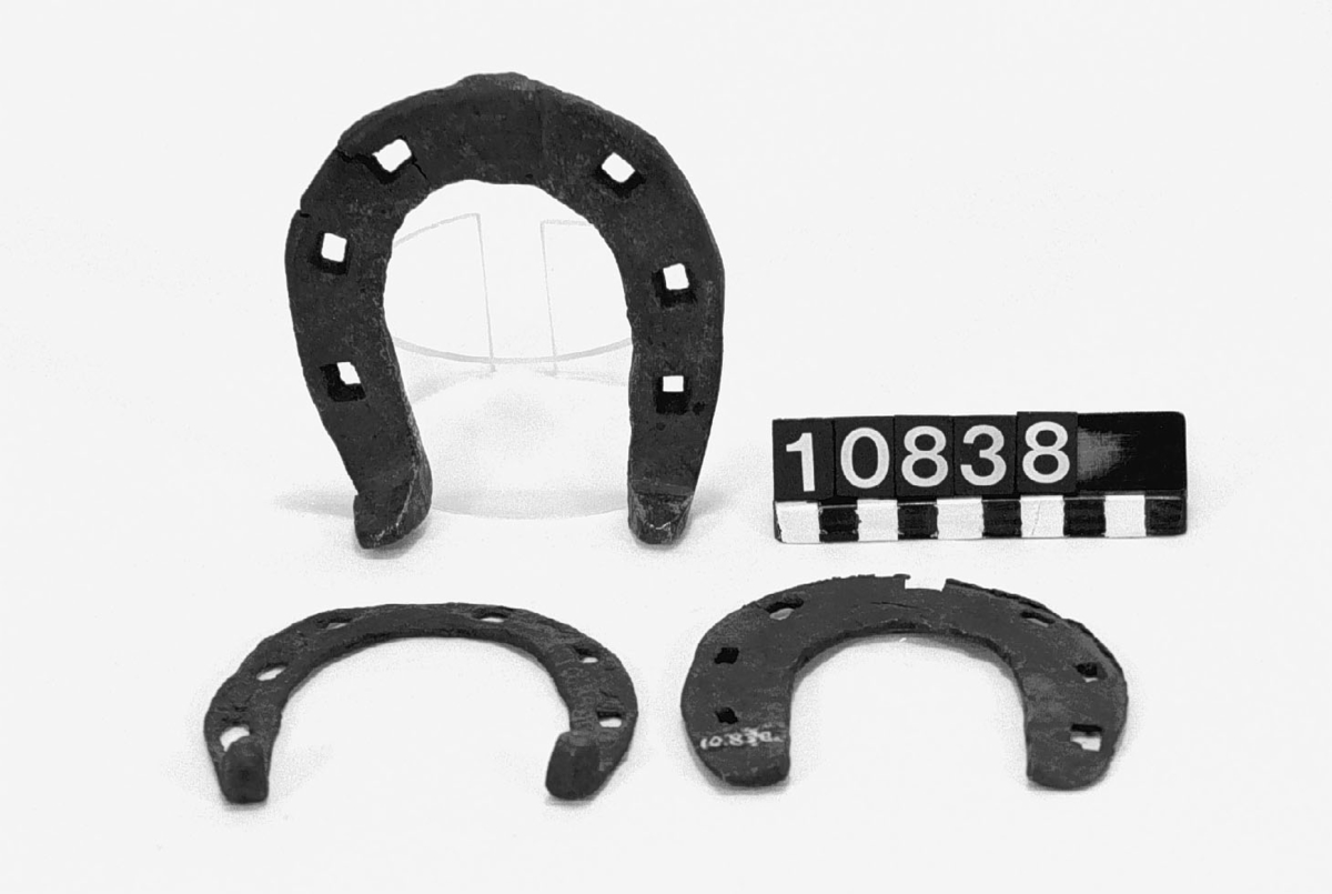 Tre hästskor, olika storlek, handsmidda. Längd: 93-118 mm, bredd: 100-105 mm.