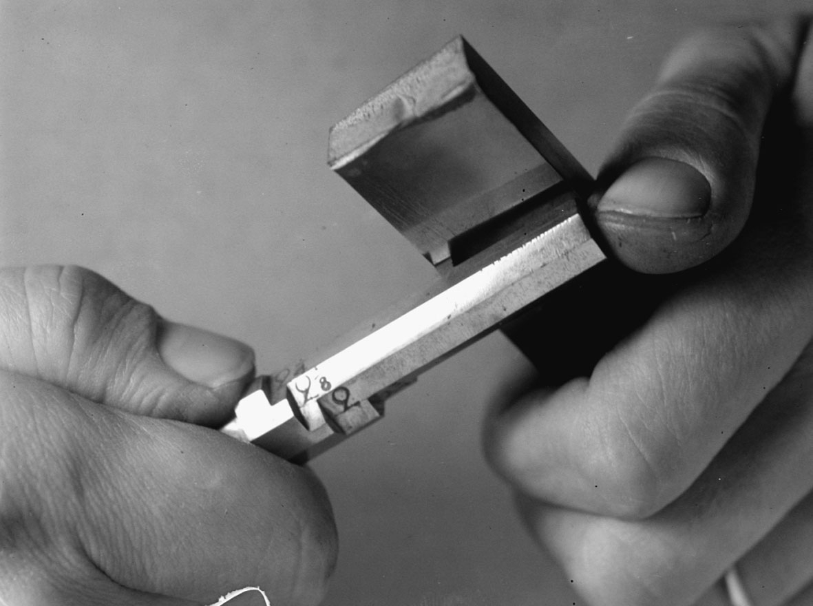 Kombinationsmått, "polhemssticka" av stål anordnad som fodral för blyerts. Mellan klackar på de åtta sidorna följande mått i tum: 3/8, 1/2, 3/4, 7/8, 1, 1 1/4, 1 1/2, 1 3/4, 2, 2 1/8, 2 1/4, 2 3/8, 2 1/2, 2 3/4, 3, 3 1/2, 4, 4 1/2, 5 hela stickan 6 tum. I ena ändan ... Längd: 156 mm med pennan.