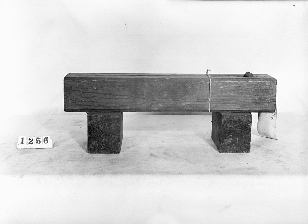 Modell av kinesisk oljepress. Text på föremålet: "N:o 134.XII.34 F-a-d-11". I Jonas Norbergs förteckning från 1779 beskrivs modellen på följande sätt: "Modell på en Chinesisk Oljopress , hemförd i dess rätta storlek från China, och beskrefven i Kongl. Vettenskaps=Academiens Handlingar för år 1767, 4:de Quartalet. Af Herr Capit. Ekeberg."