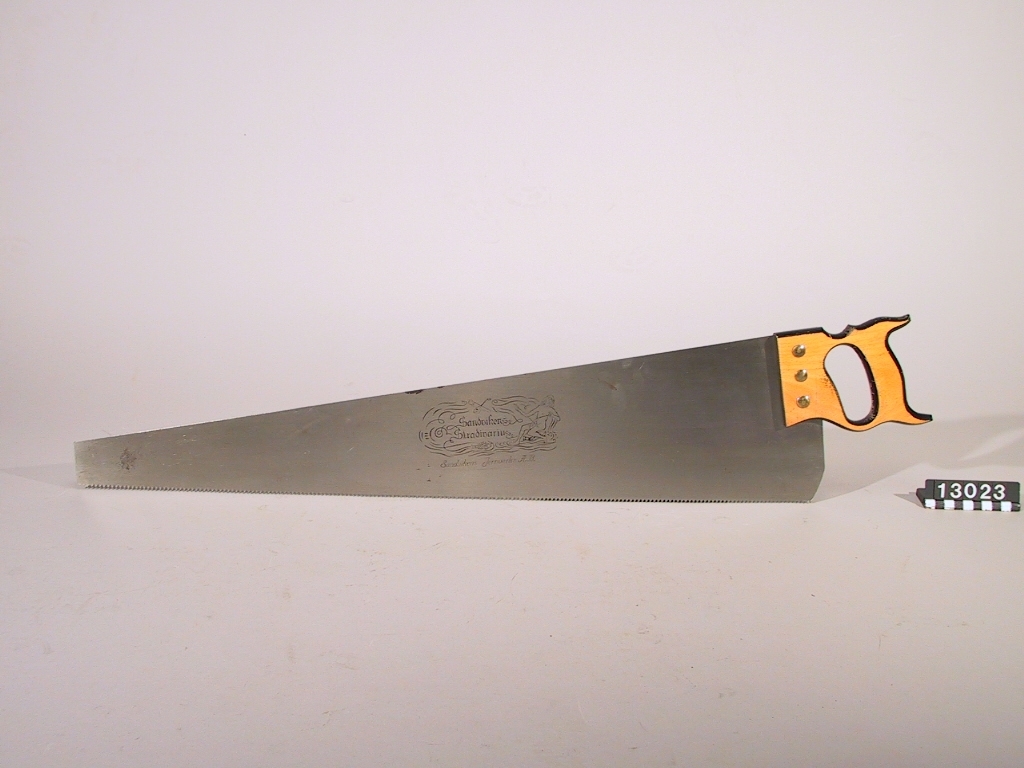 Såg, fogsvans, märke: "Stradivarius", avsedd för sågspelning. Bladets längd: 780 mm, bredd fram: 50 mm, bak: 180 mm.