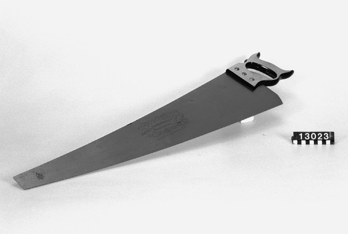 Såg, fogsvans, märke: "Stradivarius", avsedd för sågspelning. Bladets längd: 780 mm, bredd fram: 50 mm, bak: 180 mm.