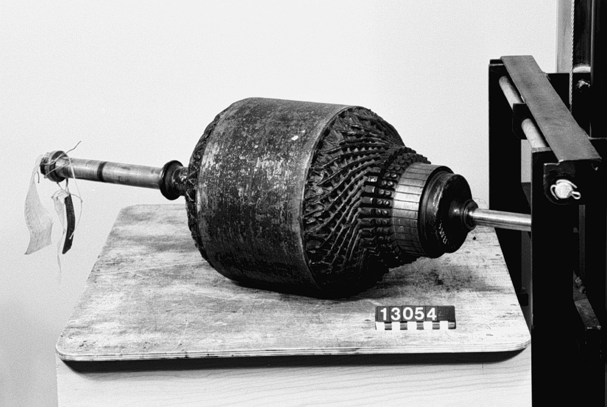 Likström. 4.2 hk., 220 v., 20 amp., 925 varv. enl. fastbunden plåtskylt.