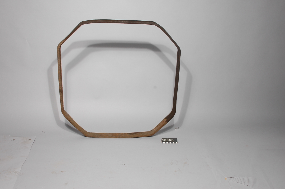 Fyra åttkantiga föremål av stämplat lancashirejärn, till hammarhjulstock. Märkt: DG. Tjocklek: 1/2" tum. Bredd: 1/2 tum. Diameter 830 mm.  Vikt nedan avser var och en av de fyra föremålen.